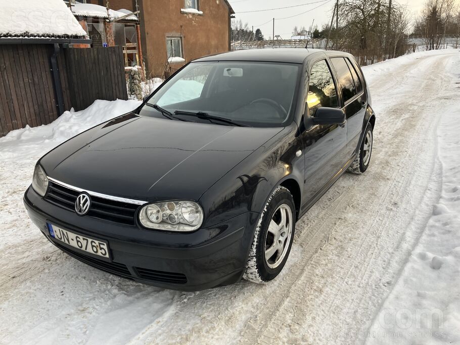 Volkswagen Neraksturigi savam gadam ļoti kopts Golfs. Mašina 