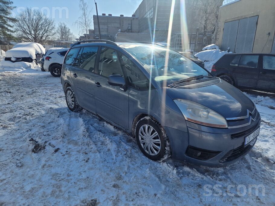 Продаётся 7 местный автомобиль, только зарегистрирован в Латвии, новый техос
