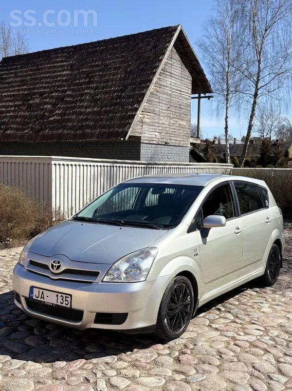 Toyota 7-Vietīgs Ģimenes Tipa Auto. 