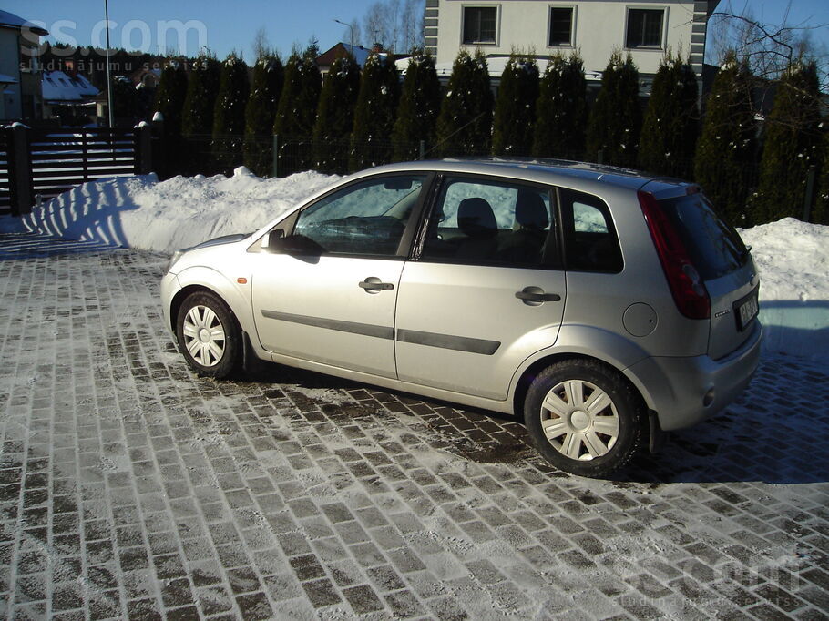 Хорошая машинка для начинающих.