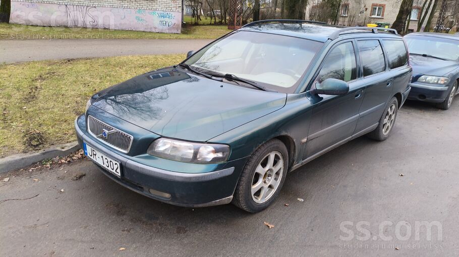 Volvo Pārdodu 2001. gada Volvo V70 (2, 4 dīzelis). Savam