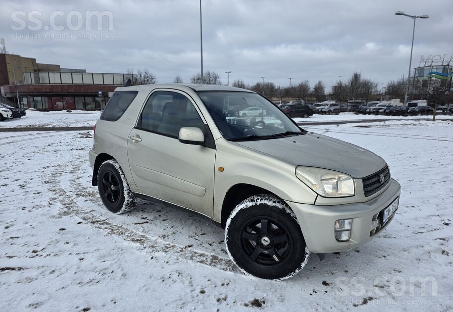 Toyota Sakarā ar ģimenes pieaugumu pārdodu Toyota Rav4.