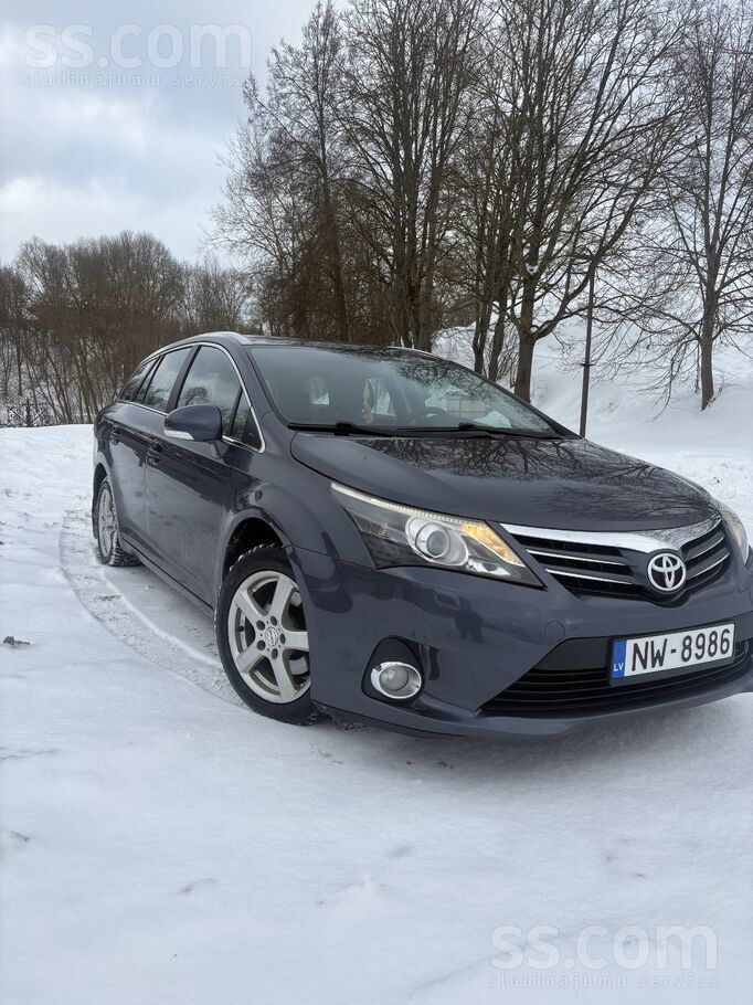 Pārdod Toyota Avensis, 2012. gada izlaidums, 2.0 dīzelis (91 kW). 2 atslēgas