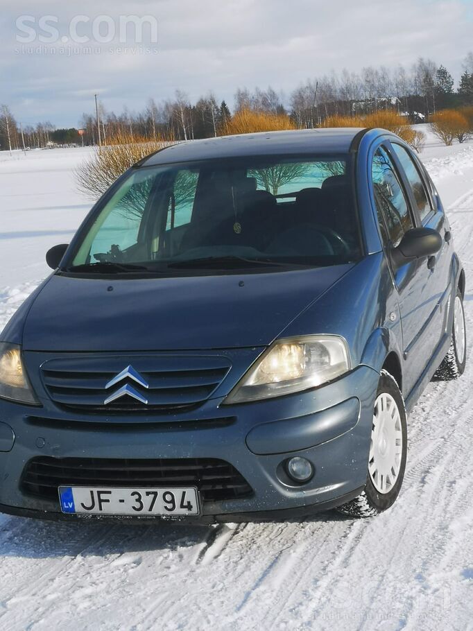 Pārdodu ikdienas lietošanai ērtu mašīnu.