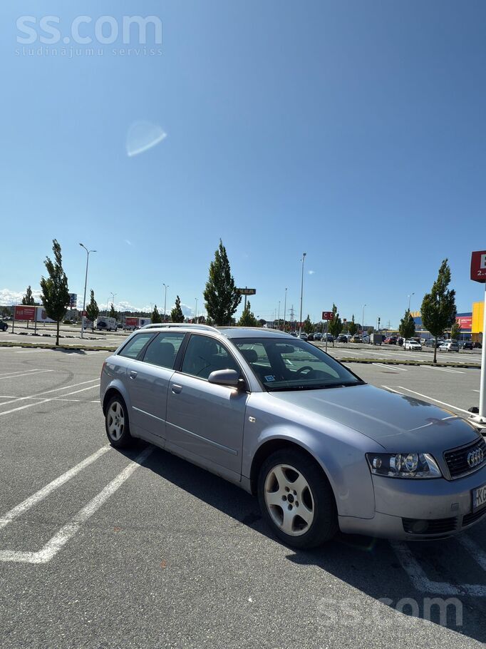 Audi Tirgoju Audi A4 pēc nelielas avārijas.