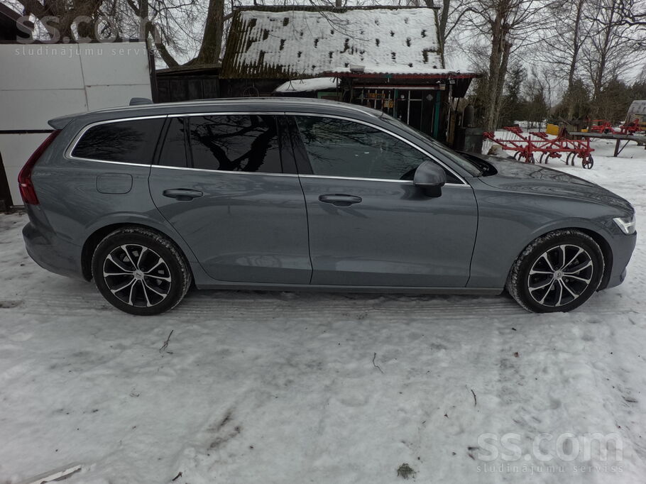 Auto tiešām teicamā kārtībā, līdzi dodas ziemas riepas ar diskiem, eļas un f