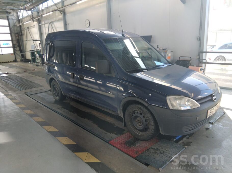 Piecvietīgs opel Combo.