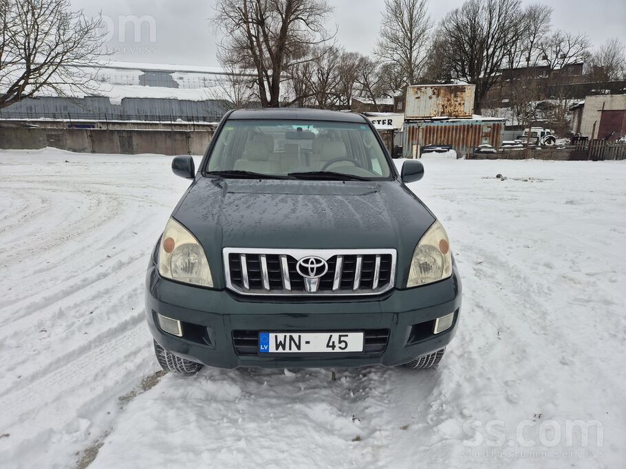 Toyota 2003 gada ar automātisko kārbu un 8 vietām un pnei