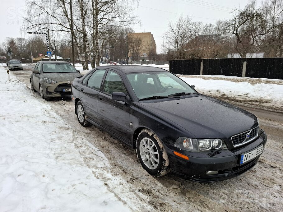 Pardodu Volvo S40 2002 gads 2.0i auto laba stavokli gan tehneski R16 diski a