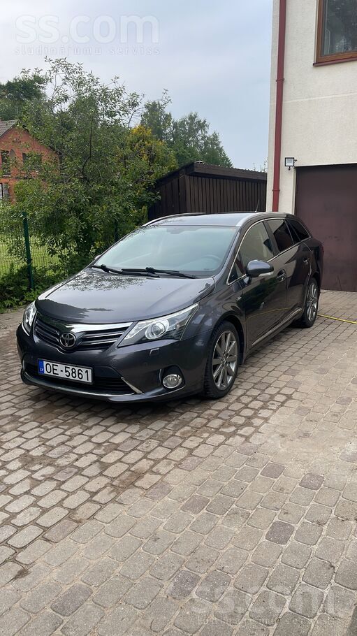 Pārdodu ļoti labu automašīnu, kas kalpo kā otrā ģimenes automašīna Toyota Av