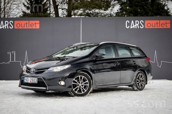 Toyota Toyota Auris ar 1.6 litru benzīndzinēju un manuālo