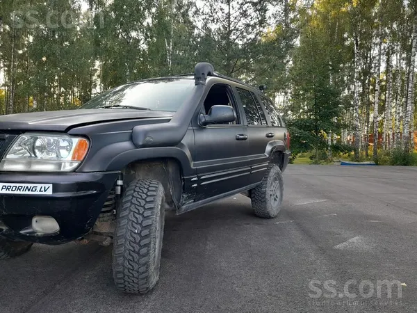 Jeep Pieejams auto 4.7 benzīns/gāze, ir aprīkots bezceļ