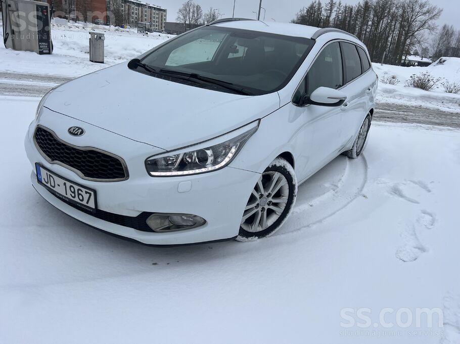 Tirgojas Kia Ceed ar 1.6 Gdi benzīna dzinēju un 6 pakāpju automātisko kārbu.