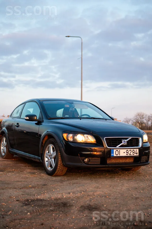 Volvo Очень экономичная , расход 5 литров, маленькая, вё