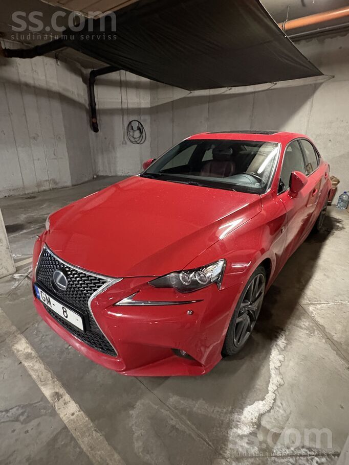 Pārdodu savu automašīnu Lexus Is300H F-sport 2016. gada izlaiduma, vienā īpa