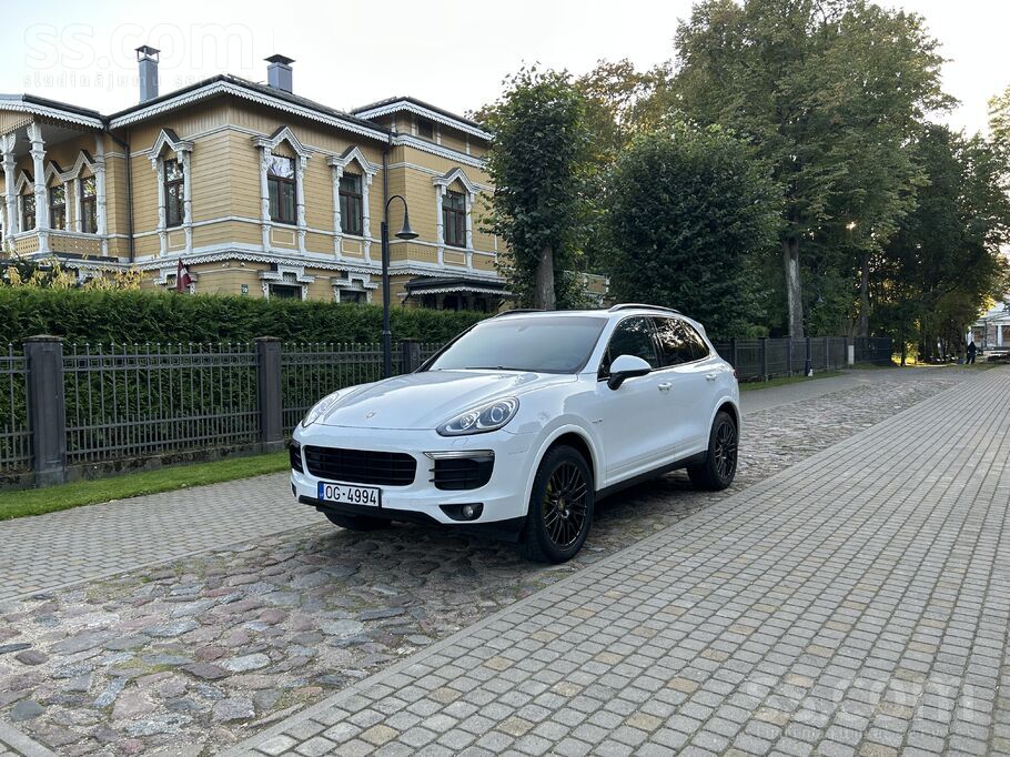 Pārdodu Porsche Cayenne hibrīdu, kas apvieno sportisku jaudu ar mūsdienīgu e