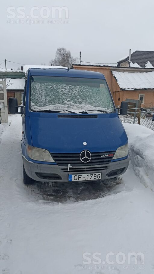 Mercedes Pārdodu normālā stāvoklī uzticamu mikroautobusu va