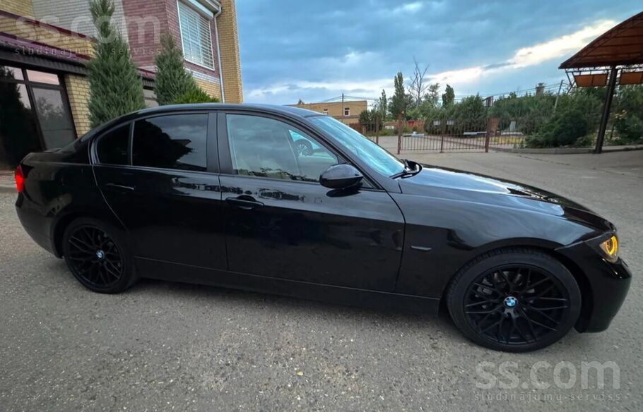 BMW E-. 0 Benzins IX 4×4 Melnie griesti R18 diski jaun