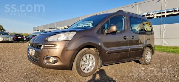 Peugeot Auto ļoti labā tehniskā un vizuālā kārtībā. Latvij
