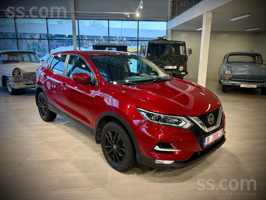 Nissan Qashqai, ar ekonomisku benzīndzinēju un automātisko ātrumkārbu. 

A
