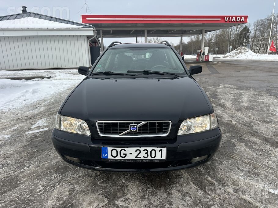 Volvo Auto braucošā stāvoklī, bet problēma ir ar griesti