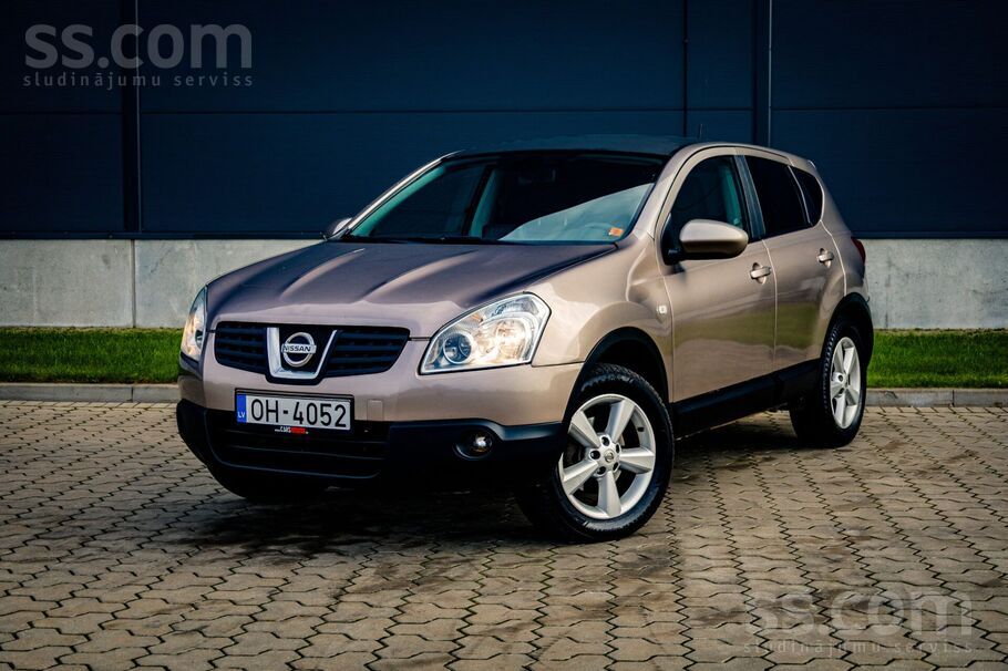 Nissan Qashqai ar 2.0 litru benzīnmotoru un automātisko transmisiju. 104 kW.