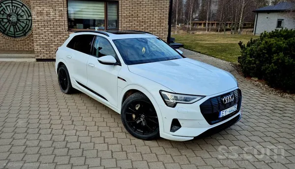 Audi E-tron 50 Quattro Business Edition. Head-up displejs un panorāmas lūka.