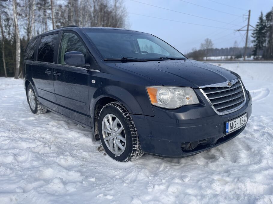 Chrysler Grand Voyager ar 2.8cdi 120kw motoru. Ir vizuāli d