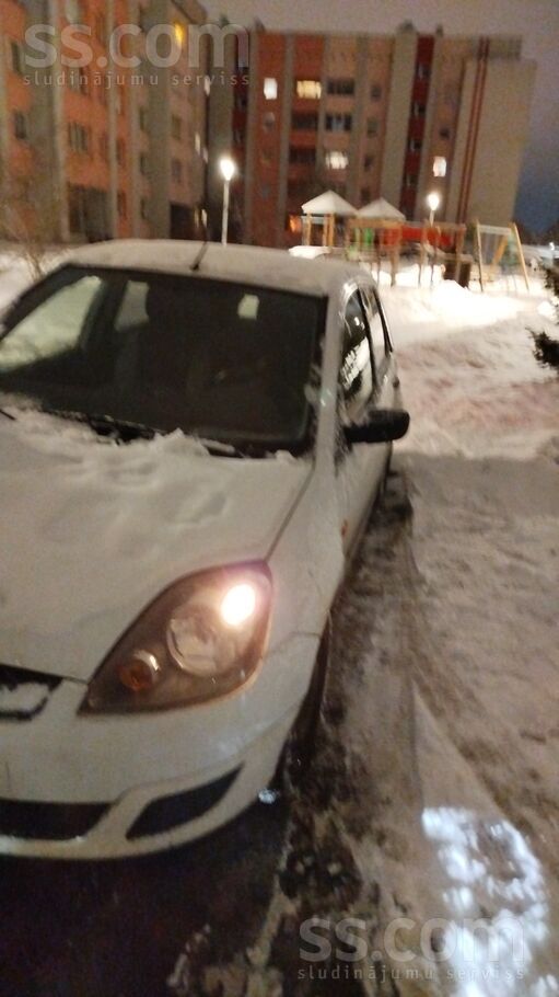 Ford Sveicināti. Tiks pārdots Fodrs fiesta. Tehniski la