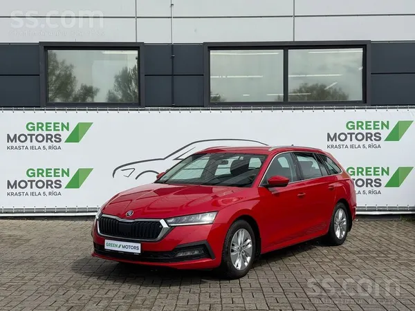 Skoda Škoda ar svaigu skati uz gadu, labas ziemas riepas