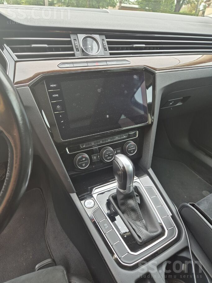 Volkswagen Tirgoju savu auto, jo iegādāts jauns.