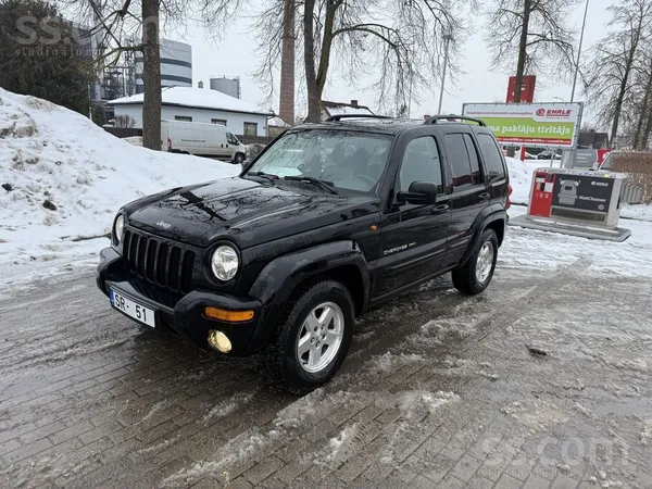 Auto apakša sterila, bez rūsas pazīmēm. Virsbūve bez rūsas. Ir pa kādam sīka