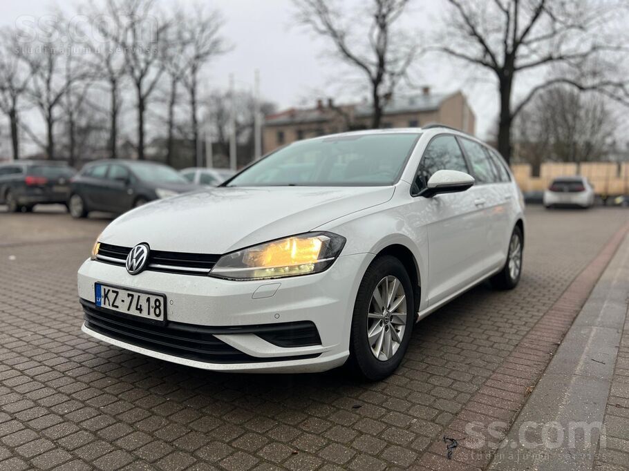 Volkswagen Uzņēmums pārdod VW Golf 7.