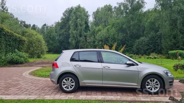 Volkswagen Uzņēmums pārdod VW Golf 7.