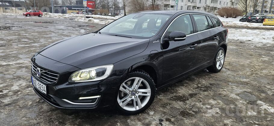 Volvo Pārdod Awd Volvo V60 D6 Plug-in Hybrid ar brūnu ād