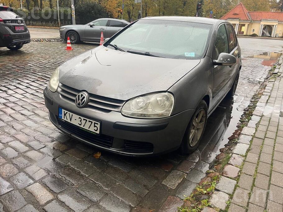 Volkswagen Cena runājama (iespējams kaulēties). 