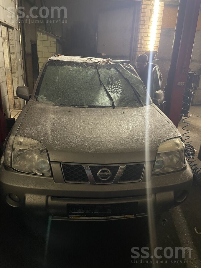 Nissan Pārdodu pēc neliela ceļu satiksmes negadījuma apgā