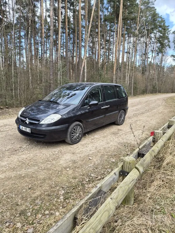 Citroen Pardodas sakarigs gimenes auto. Samainita dzinejam