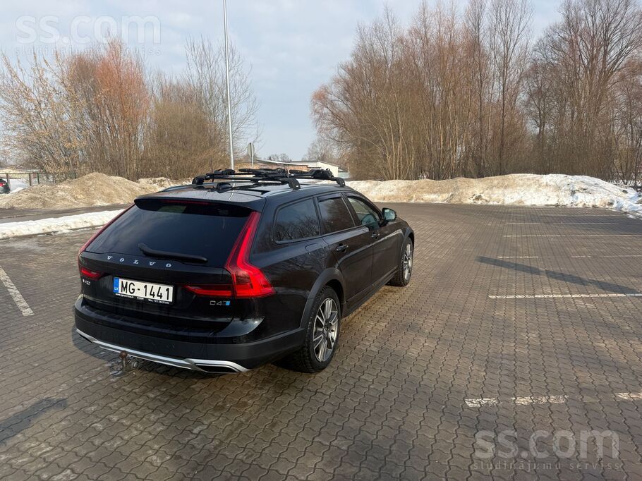 Volvo Pārdod Volvo V90 Cross Country D4 140kw 190Zs 4×4