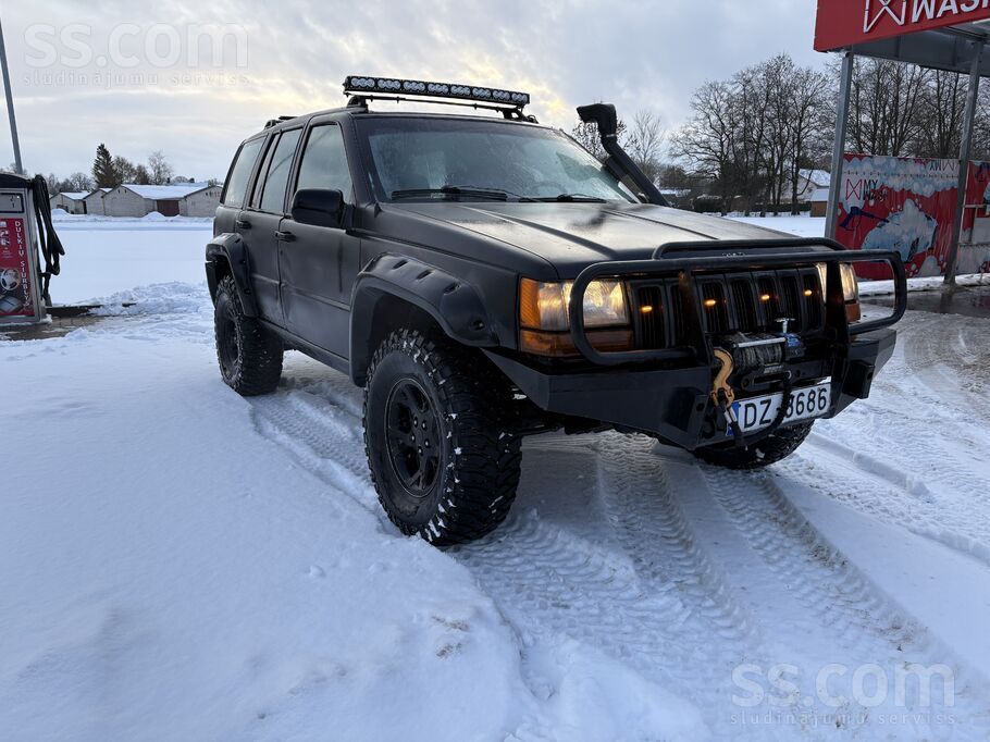 Pārdod Jeep Grandcherokee 4.0 benzīns. Tehniski laba satvoklī. Auto no apakš
