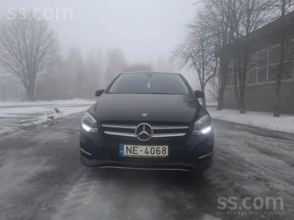 Mercedes Auto labā tehniskā un vizuālā stāvoklī. Sīkāk pa t