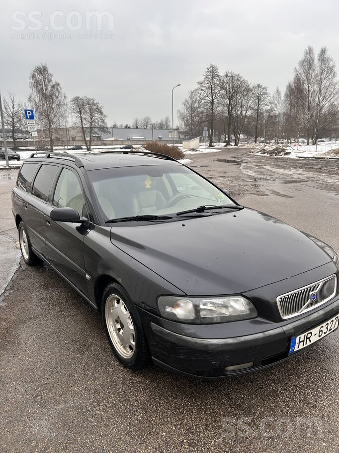 Volvo Pārdodas automomašīna Volvo v70 2003 izdošanas gad