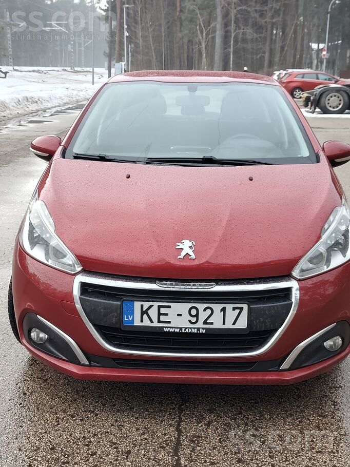 Peugeot 208, первая регистрация 20.11.2015 один хозяин, покупалась в Forum A