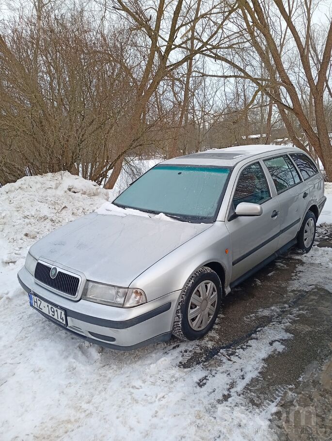 Pārdodu mašinu, tehniski laba stāvoklī, vizuāli priekš saviem gadiem arī . I