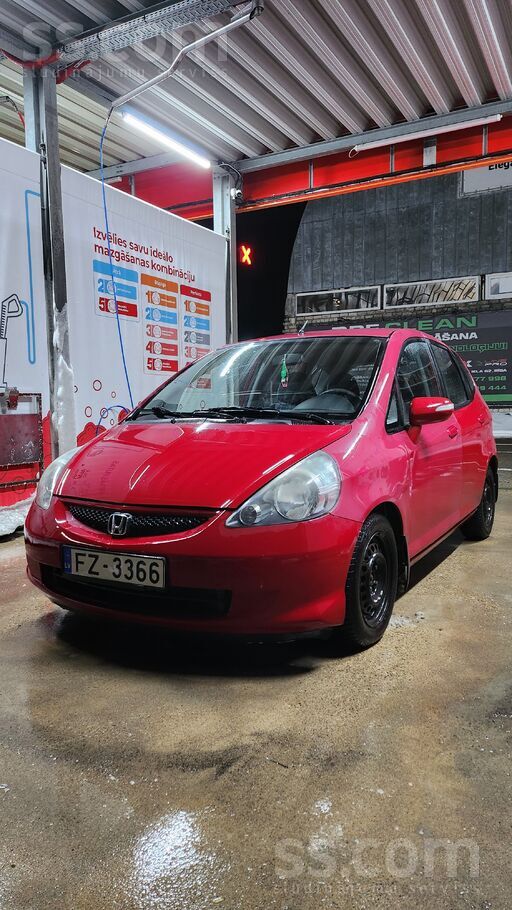 Honda Jazz ir mazs ekonomisks auto ar automātisko kārbu.
Facelift modeli