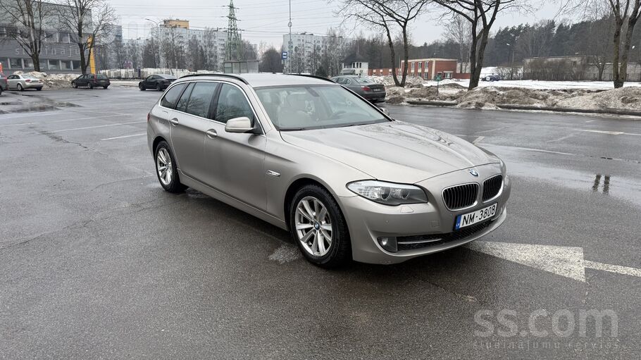 F11 2011g 2.0d 135kw. 2 atslēgas, aprīkots ar labām M+S riepām. Latvijā vien