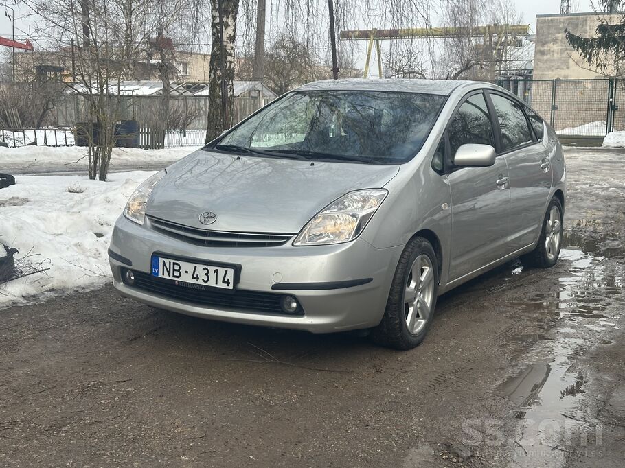 Toyota Saimnieks pārdod Toyota Prius.