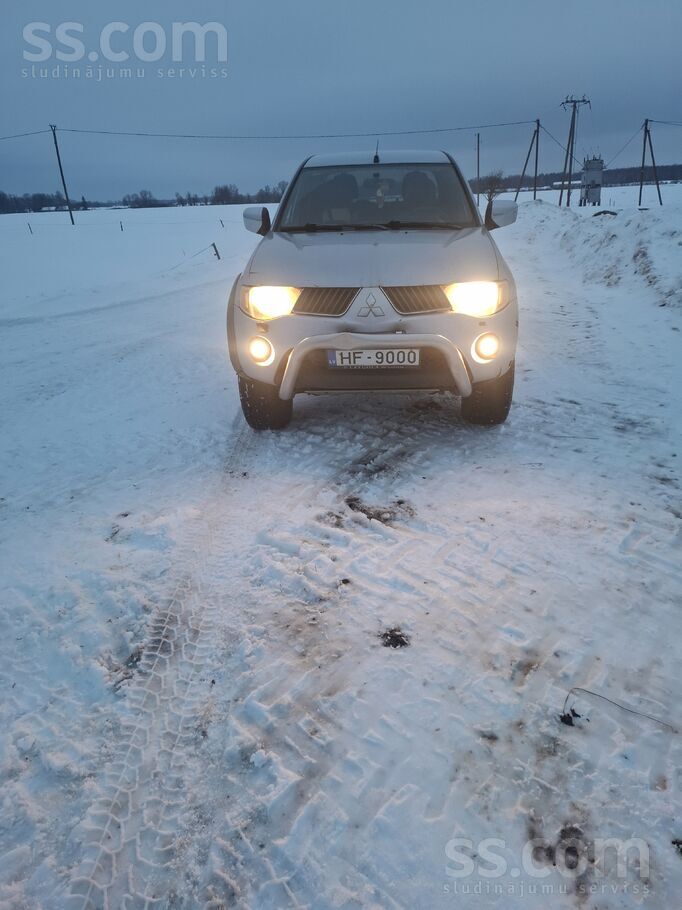 Pārdodu darba auto. Mašīna tiek izmantota ikdienā. Super select kārba. Alumī