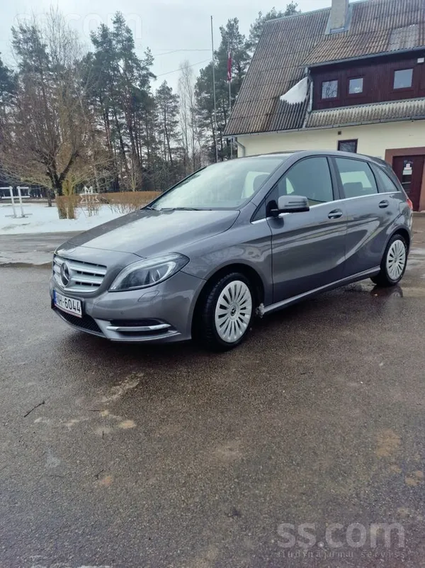 Mercedes Pārdodu Mercedes Benz B 180. 2013 gada 1.8 dīzelis