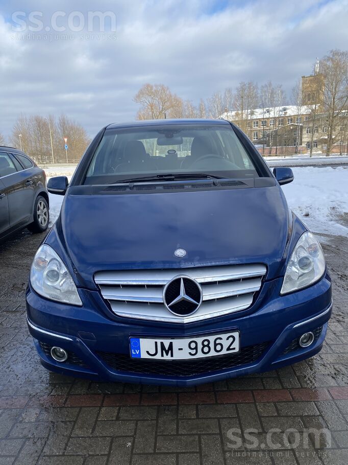 Mercedes Pārdodu 2010. gada Mercedes B180 ar 2.0 litru benz